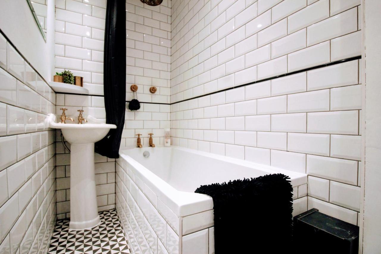 Traditional Victorian 2 Bed In Cobbled Street + Mod Cons - Full Home London Exterior photo